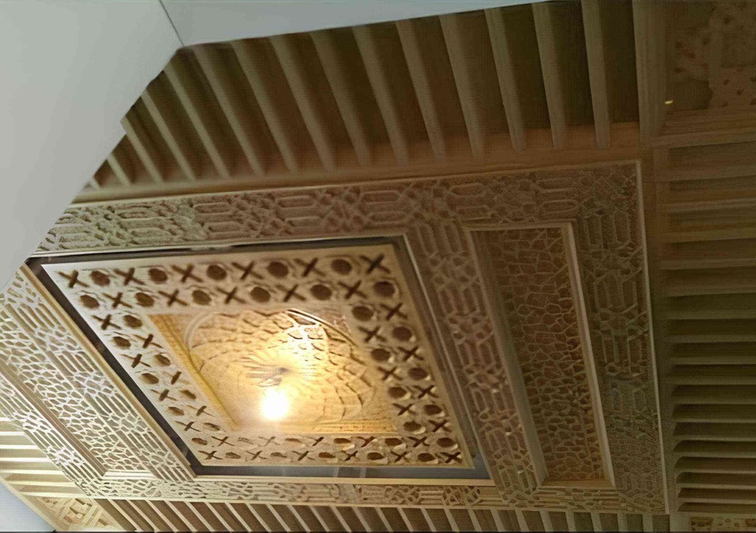 Embajada Marroqu en Libreville con detalles de carpintera