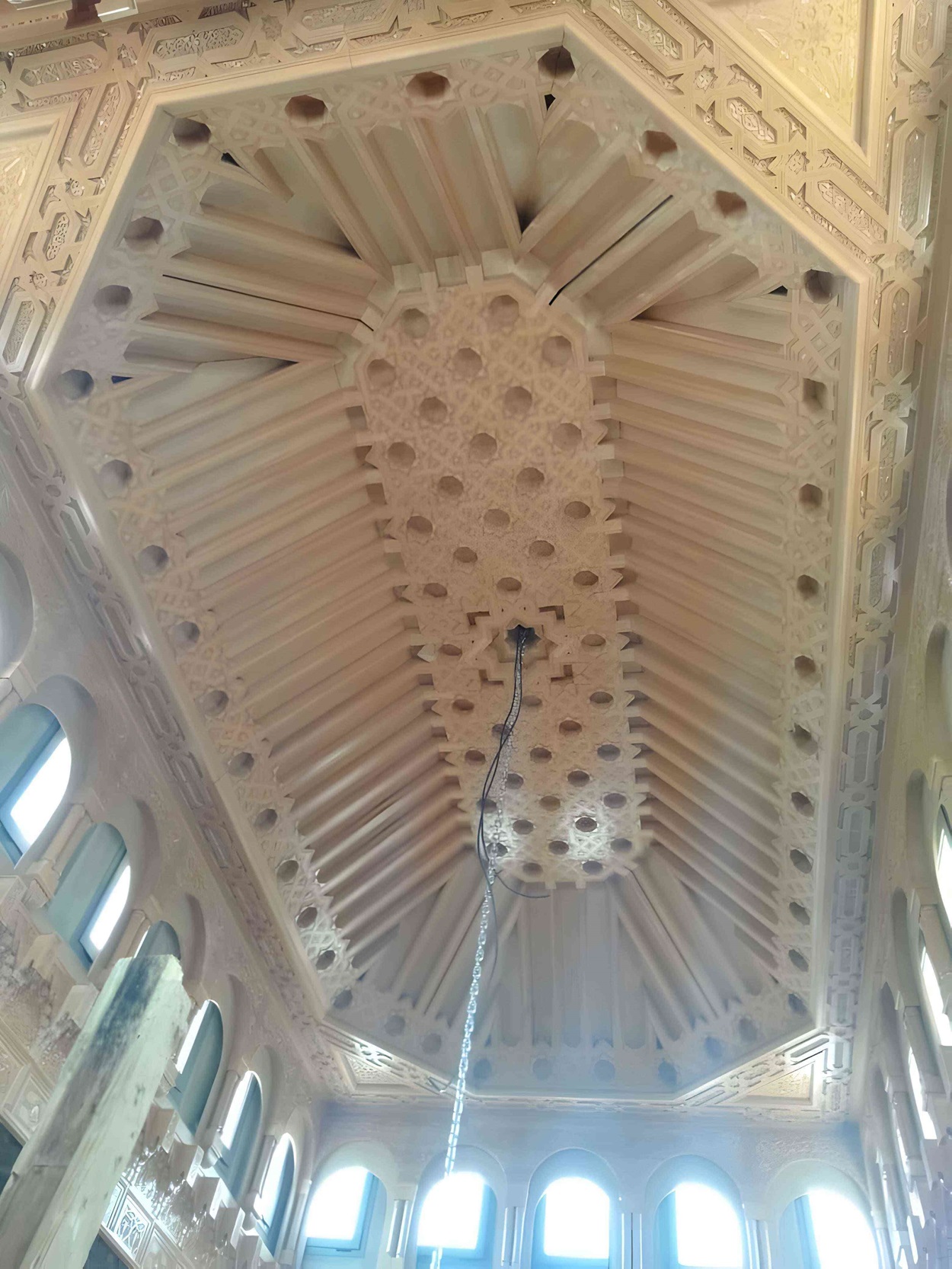 Detalle de la carpintera en la Embajada de Marruecos en Ouagadougou, destacando el arte y la tradicin marroqu