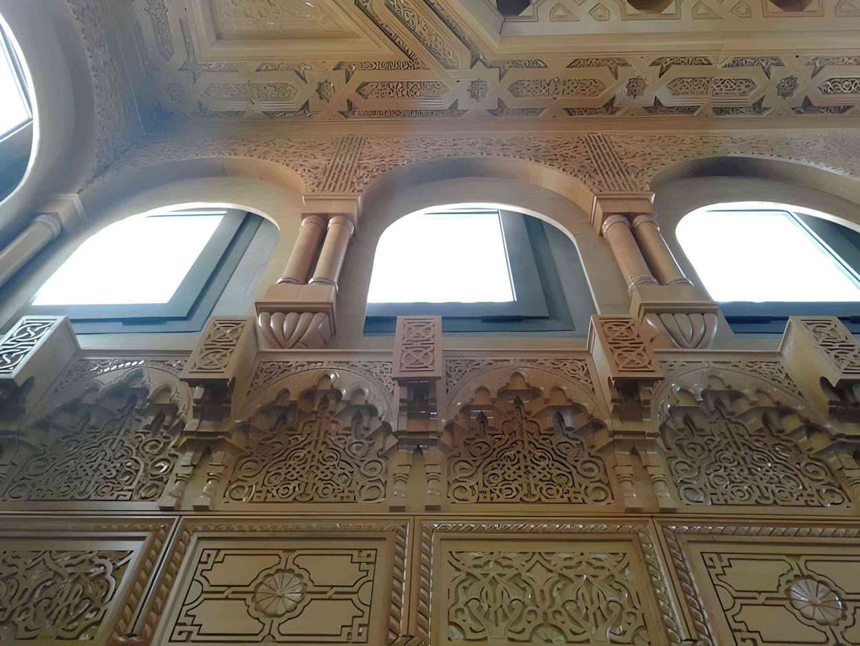 Detalle de la carpintera marroqu en la Embajada de Marruecos en Ouagadougou, representando el legado cultural de Marruecos
