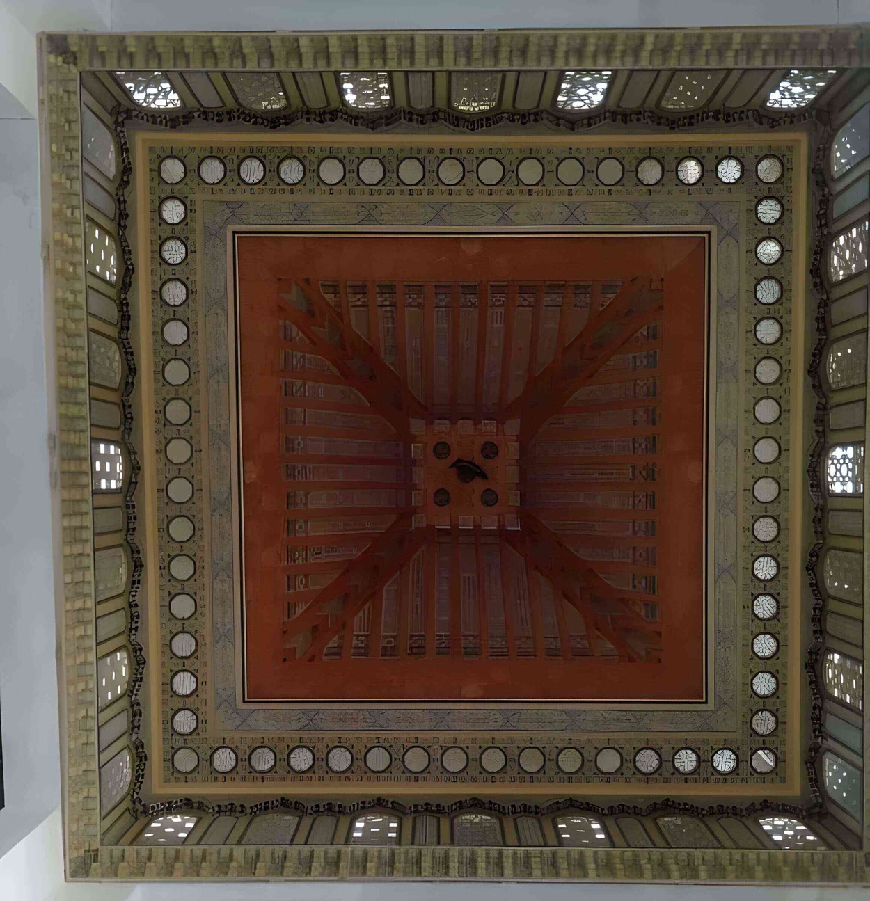 Puertas artesanales de la Embajada de Marruecos, decoradas con detalles escultricos que reflejan la grandeza de la arquitectura marroqu