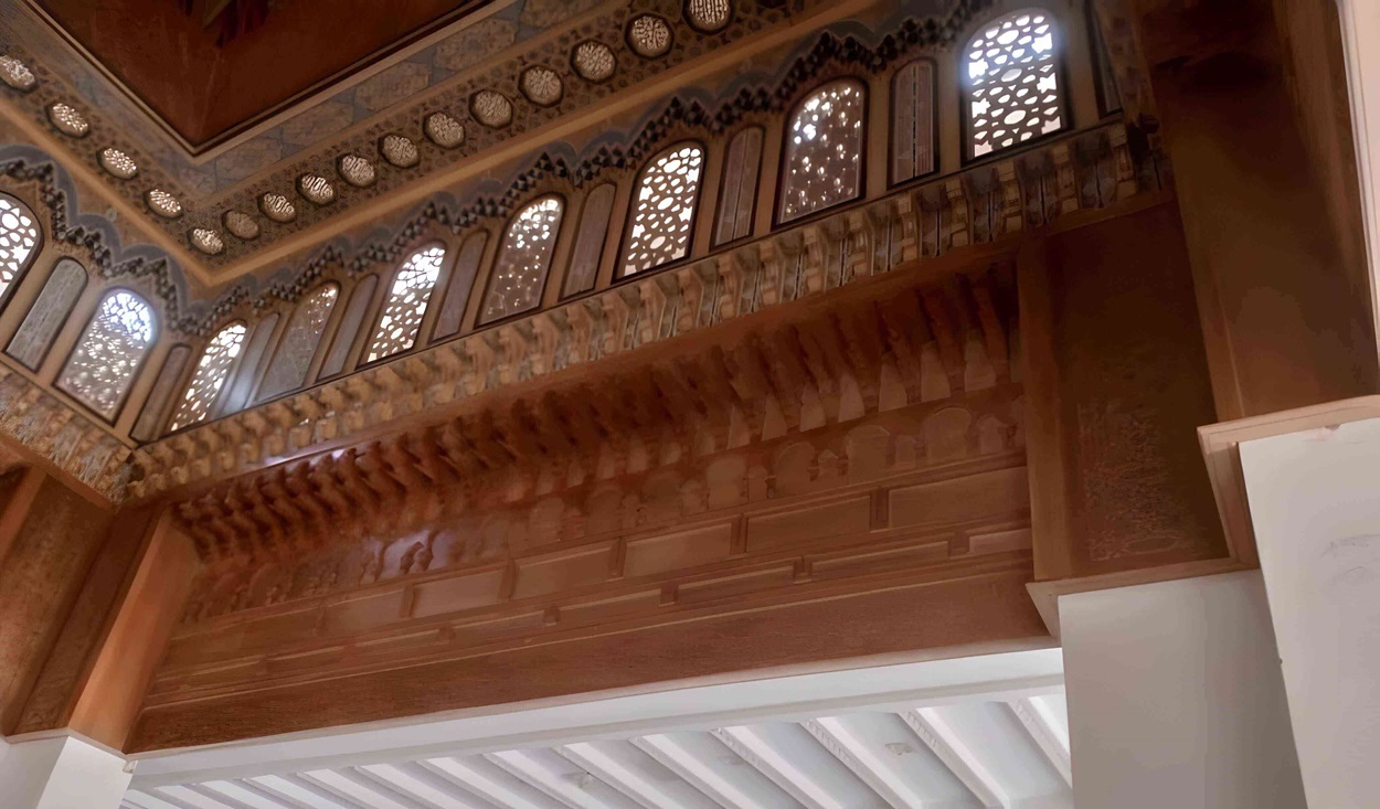 Techo decorado con detalles inspirados en Marruecos, combinando madera y luces para crear una atmsfera culturalmente rica en la Embajada de Marruecos en Burkina Faso