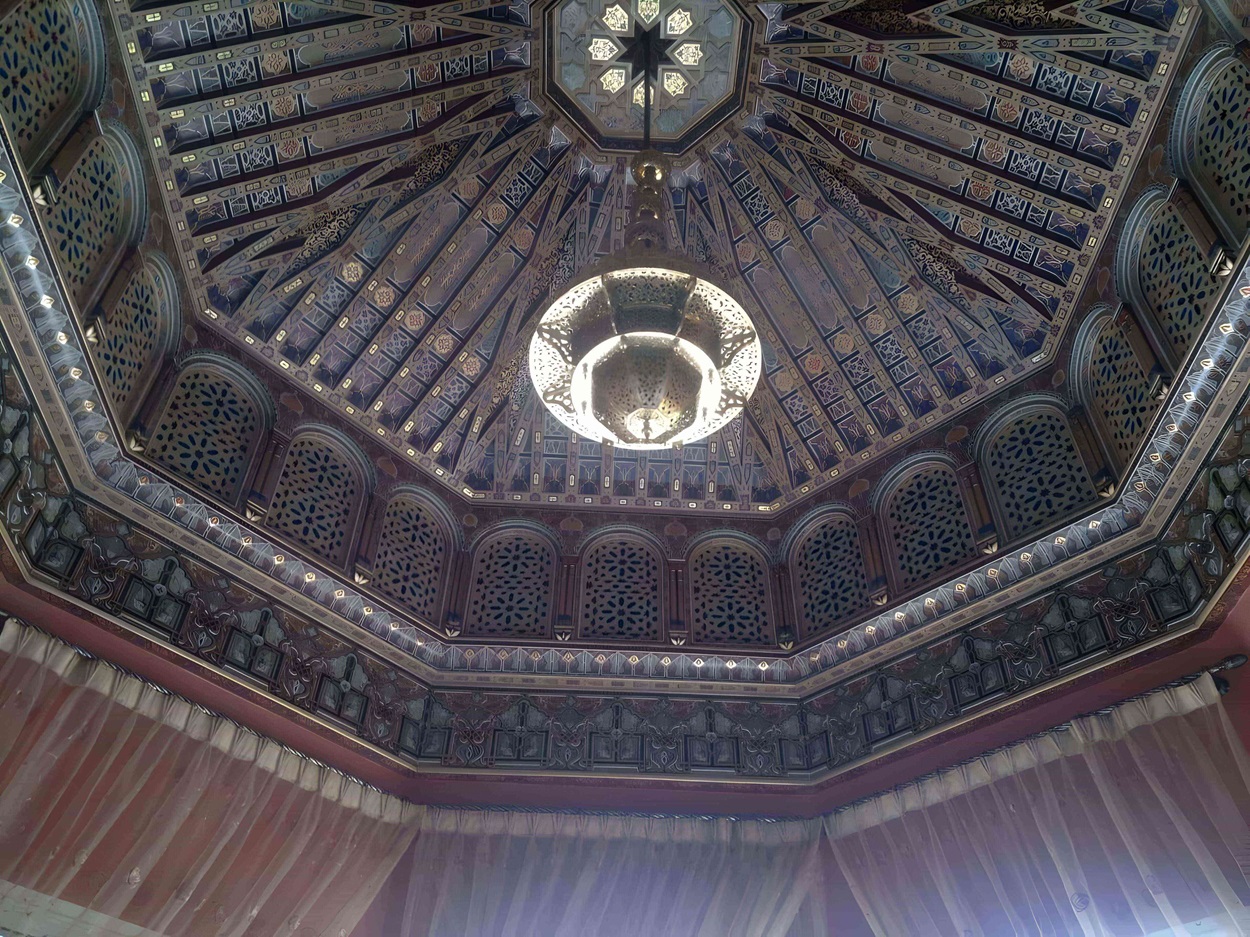 Escultura de madera en la Embajada de Marruecos, representando los vnculos culturales entre Marruecos y Burkina Faso, con detalles simblicos de ambas culturas