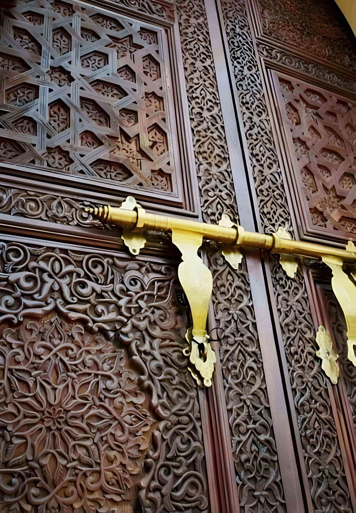 Portal artesanal de madera con detalles exquisitos y elegancia atemporal