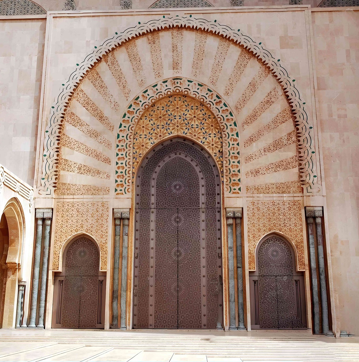 Artculos religiosos en damasquina, un homenaje a la fe y la espiritualidad a travs del arte