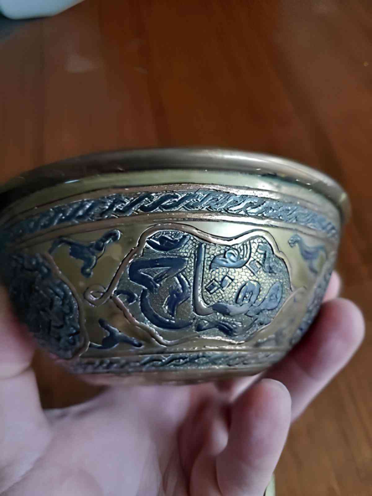 Espada con damasquinado de metales preciosos, mostrando intrincados patrones y detalles