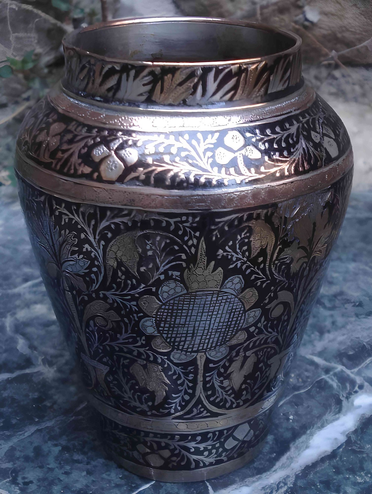Proceso de damasquinado, mostrando detalles de grabado y metal trabajado
