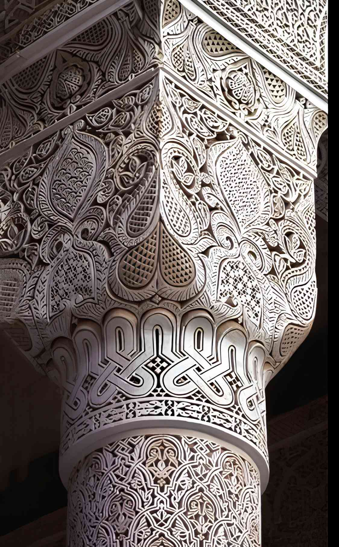 Detalle de un elemento de yeso, esculpido con precisin, que refleja la fusin de tradicin y contemporaneidad