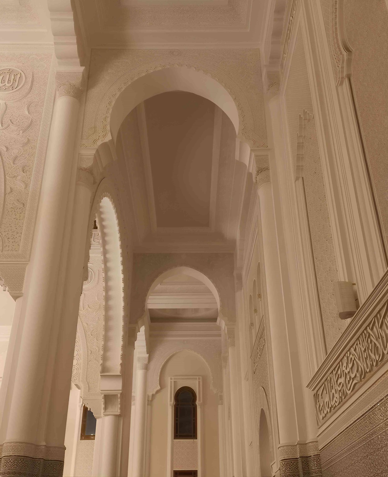 Arco de yeso elegante con delicados motivos que evoca la elegancia de pocas pasadas