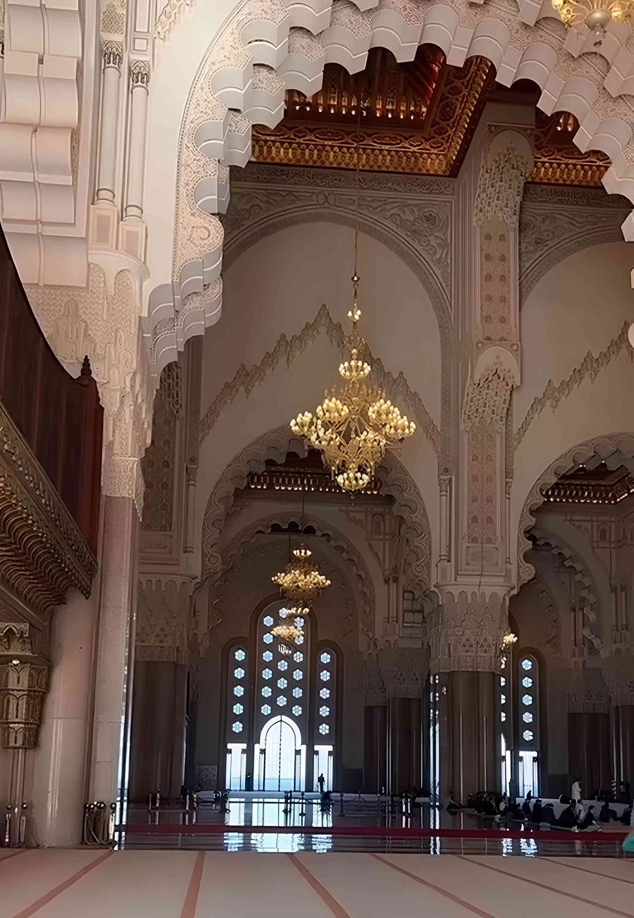 Arco de yeso elaborado que refleja la esencia y la personalidad de un espacio, creando una necesidad de lo exquisito