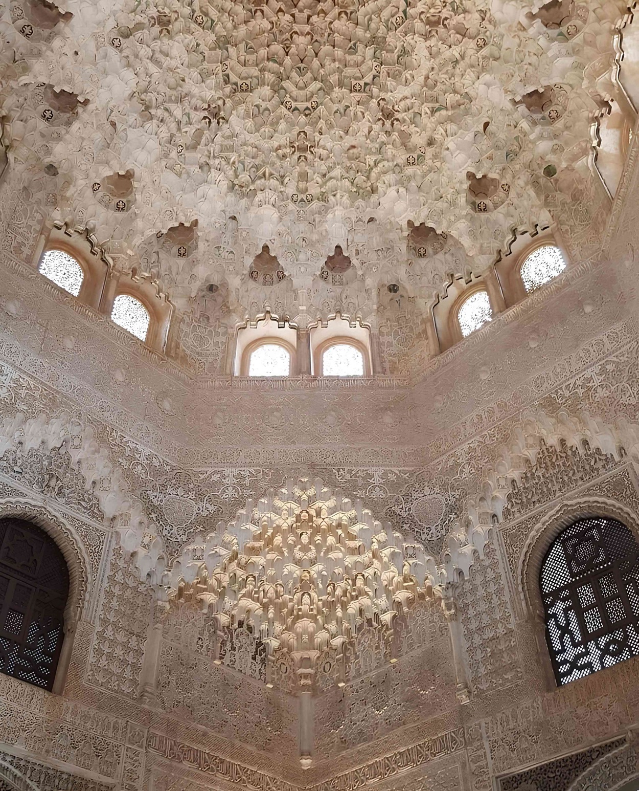 Cpula de yeso con motivos intrincados, reflejando la esencia de la arquitectura rabe-andaluza