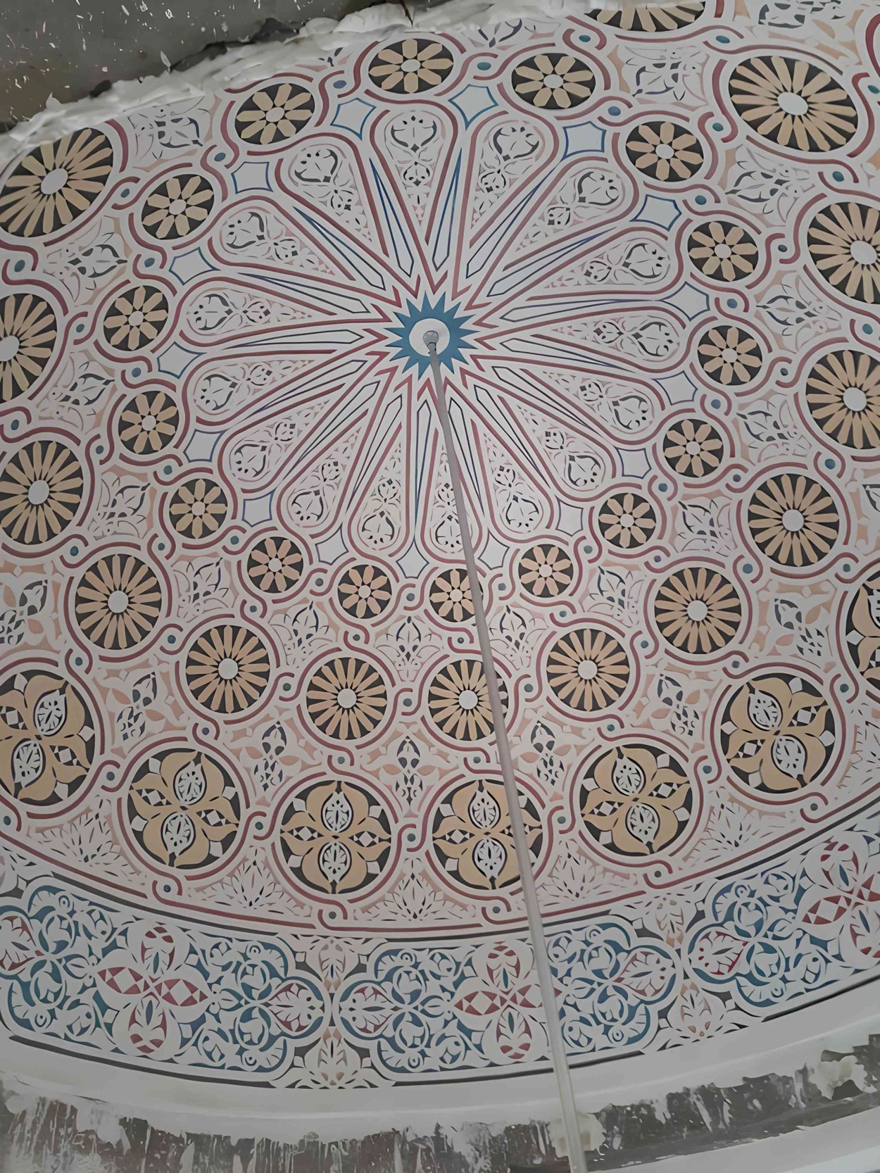 Cpula de yeso decorativa que crea una atmsfera celestial y artstica en un espacio interior