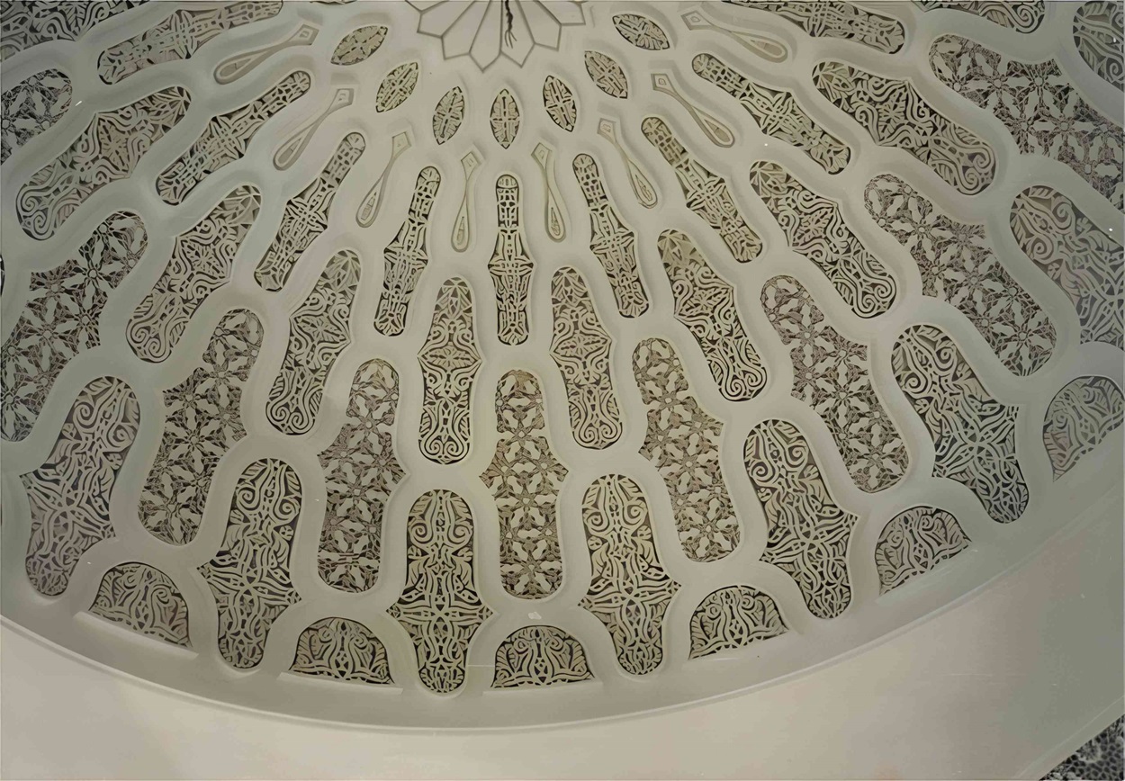 Cpula de yeso decorativa que representa el cosmos, elevando el diseo interior con una obra de arte celestial