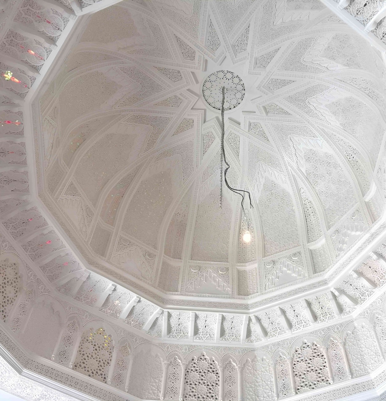 Cpula de yeso decorada con motivos celestiales, evocando un sentido de infinito y grandeza en el diseo interior