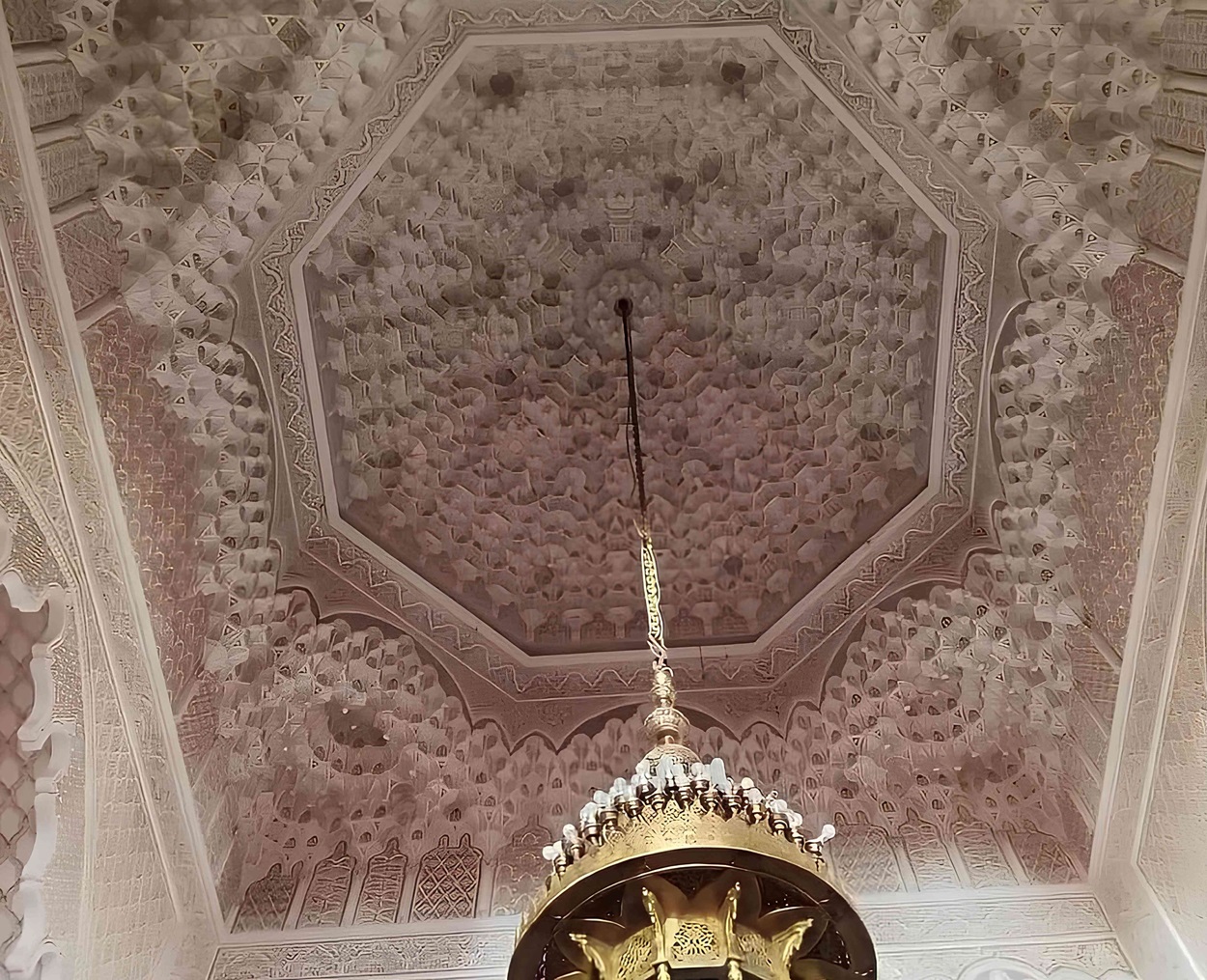 Cpula de yeso majestuosa en una sala de recepcin, evocando una atmsfera elegante y sofisticada