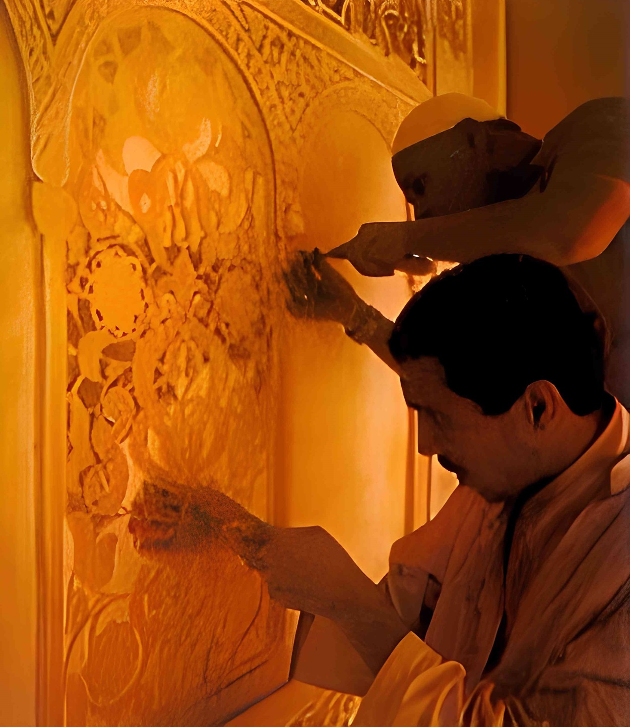 Artesana en madera, latn y cobre, portales y puertas nicas