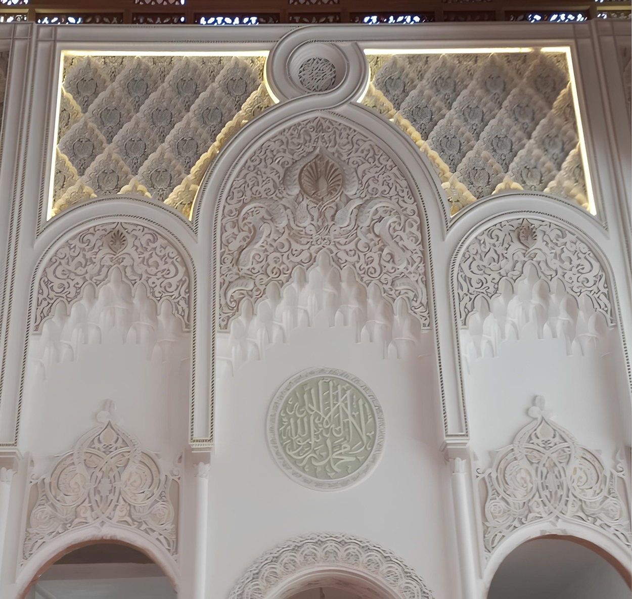 Revestimiento de pared de yeso con detalles artsticos inspirados en la esttica rabe-andaluza