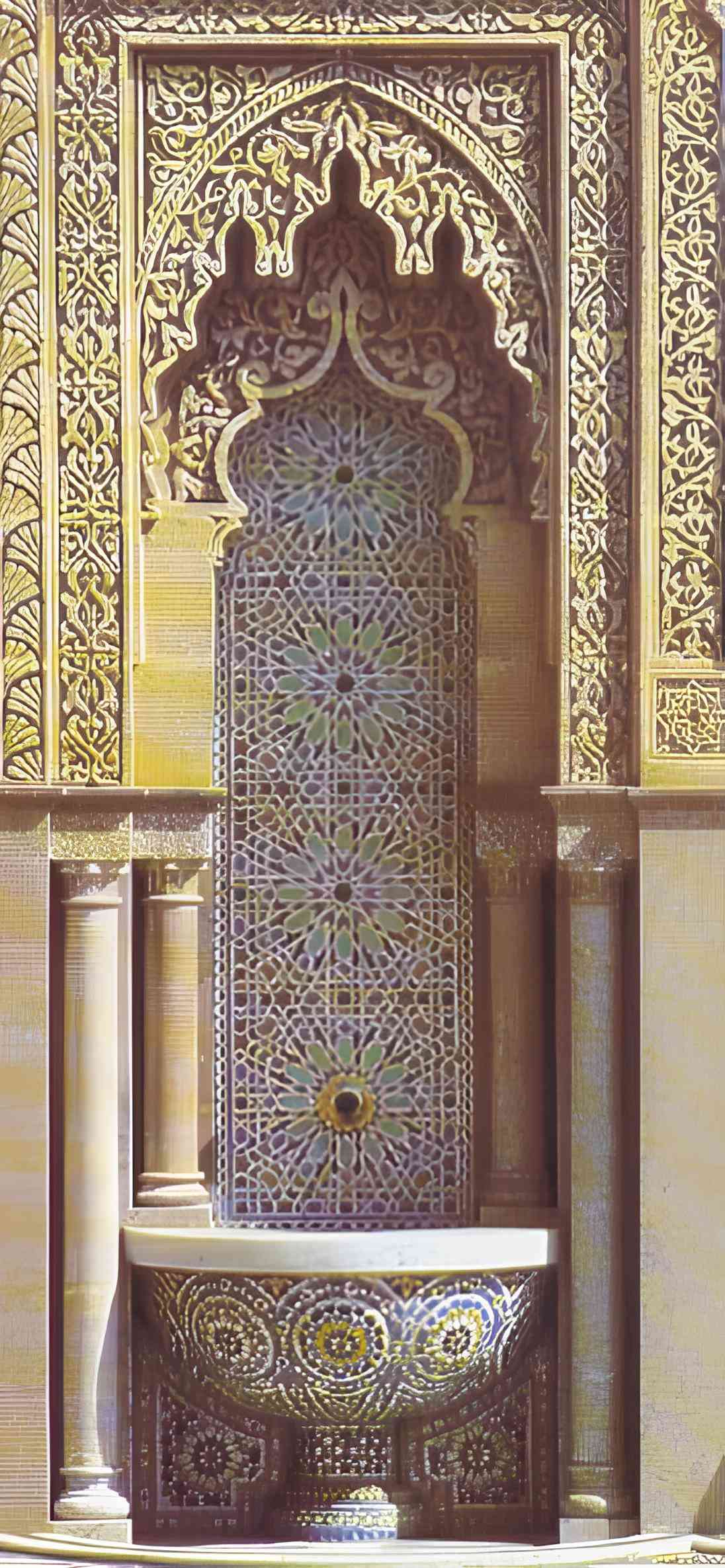 Fuente de agua adornada con azulejos Zellige, creando un espectculo visual de serenidad y armona natural en un entorno tranquilo