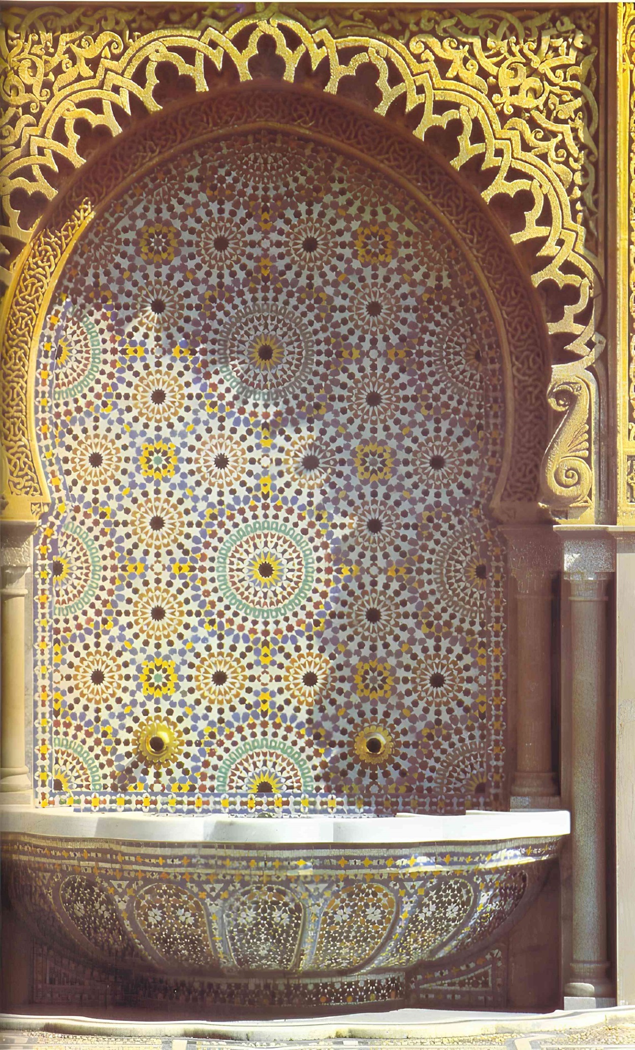 Obra artstica Zellige personalizada, combinando mosaicos intrincados y esculturas en una obra maestra de la artesana marroqu