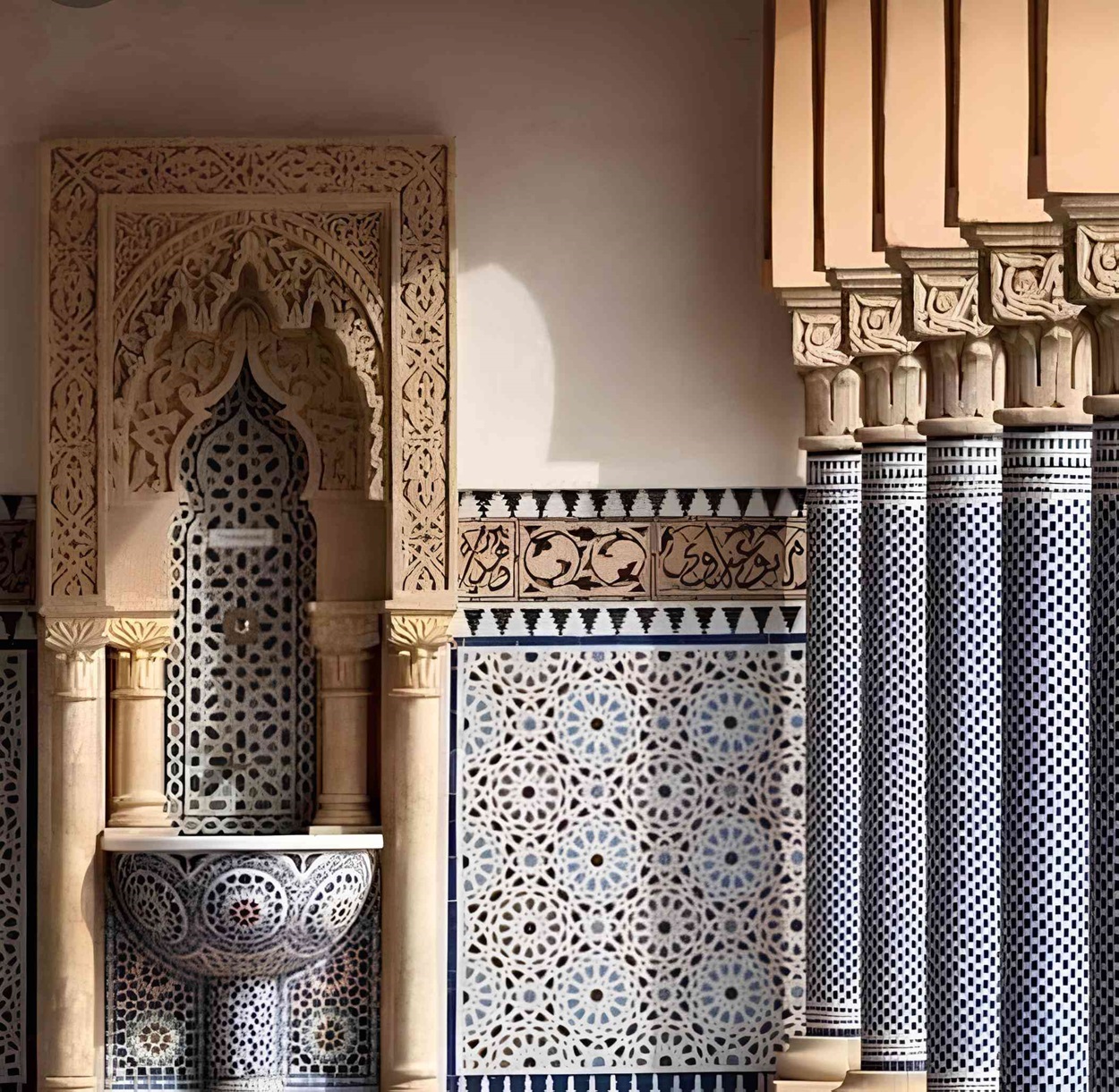 Obra artstica Zellige que muestra una pieza impresionante de azulejos marroques, capturando la esencia de la elegancia y la artesana en el diseo de interiores