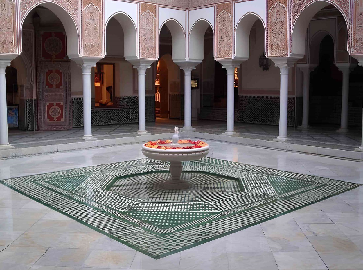 Ejemplo de Zellige marroqu en una obra de Ardecor Internationale, con patrones geomtricos y colores vibrantes que realzan la elegancia de los espacios