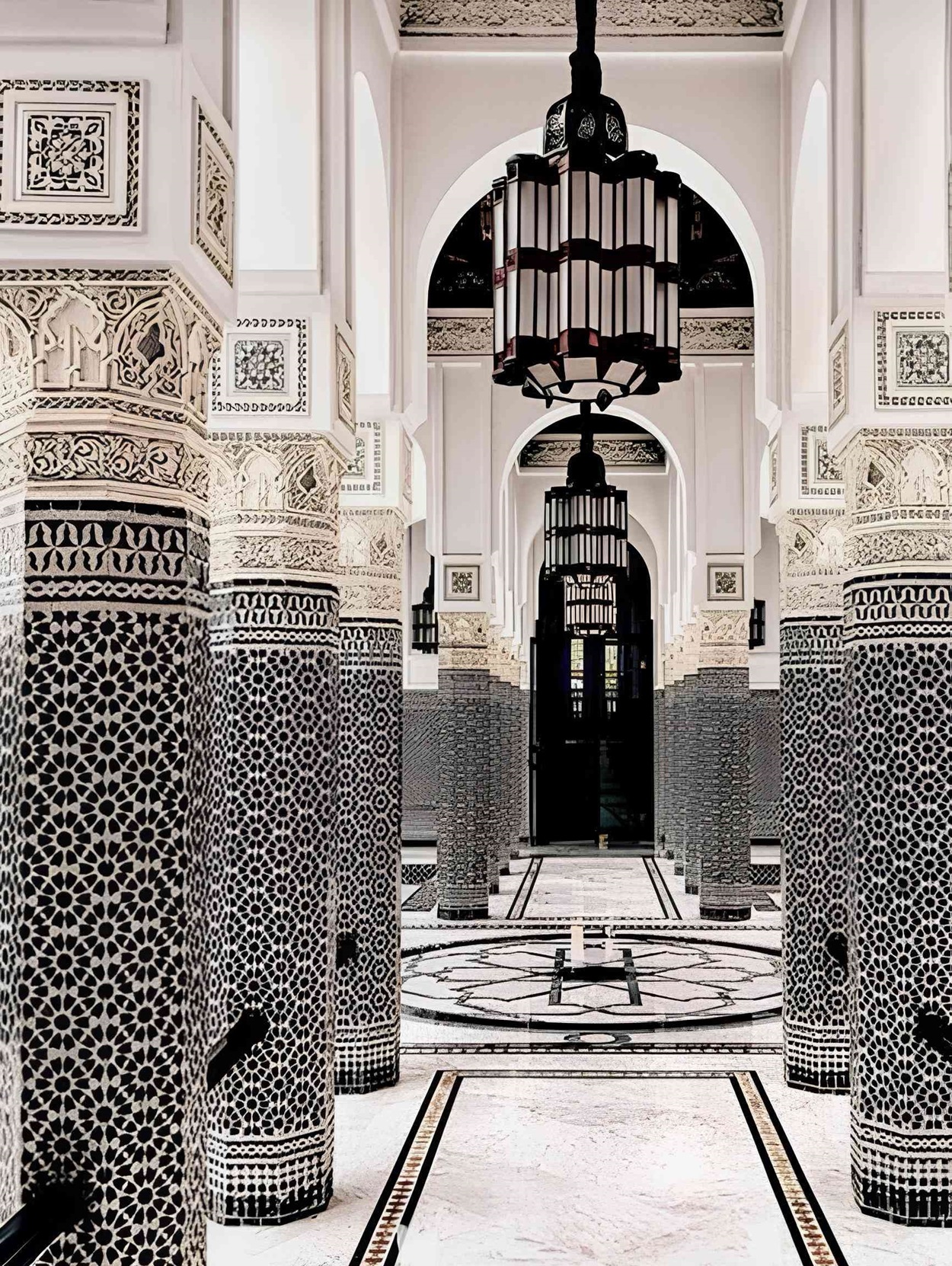 Fuente decorada con zellige, un elemento de arte marroqu que aade elegancia y profundidad a los espacios