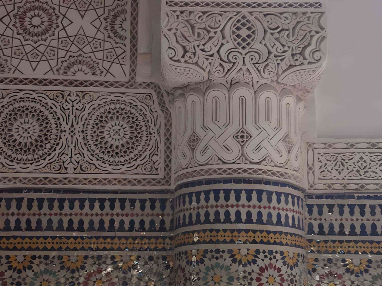Revestimiento mural Zellige con patrones geomtricos intrincados y colores vibrantes, creando un ambiente elegante y armonioso en el diseo interior