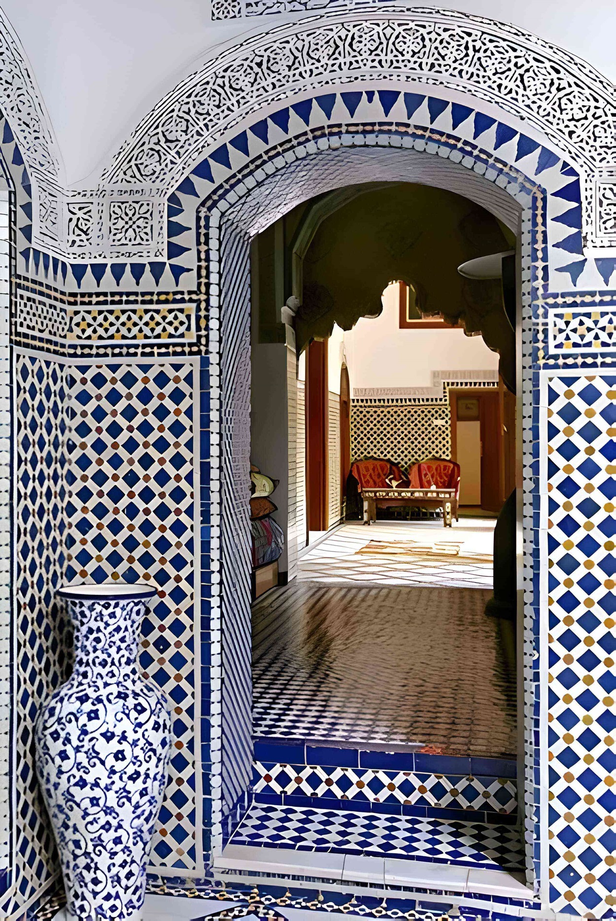 Close-up de um azulejo de Zellige, destacando os detalhes intrincados e a riqueza das cores