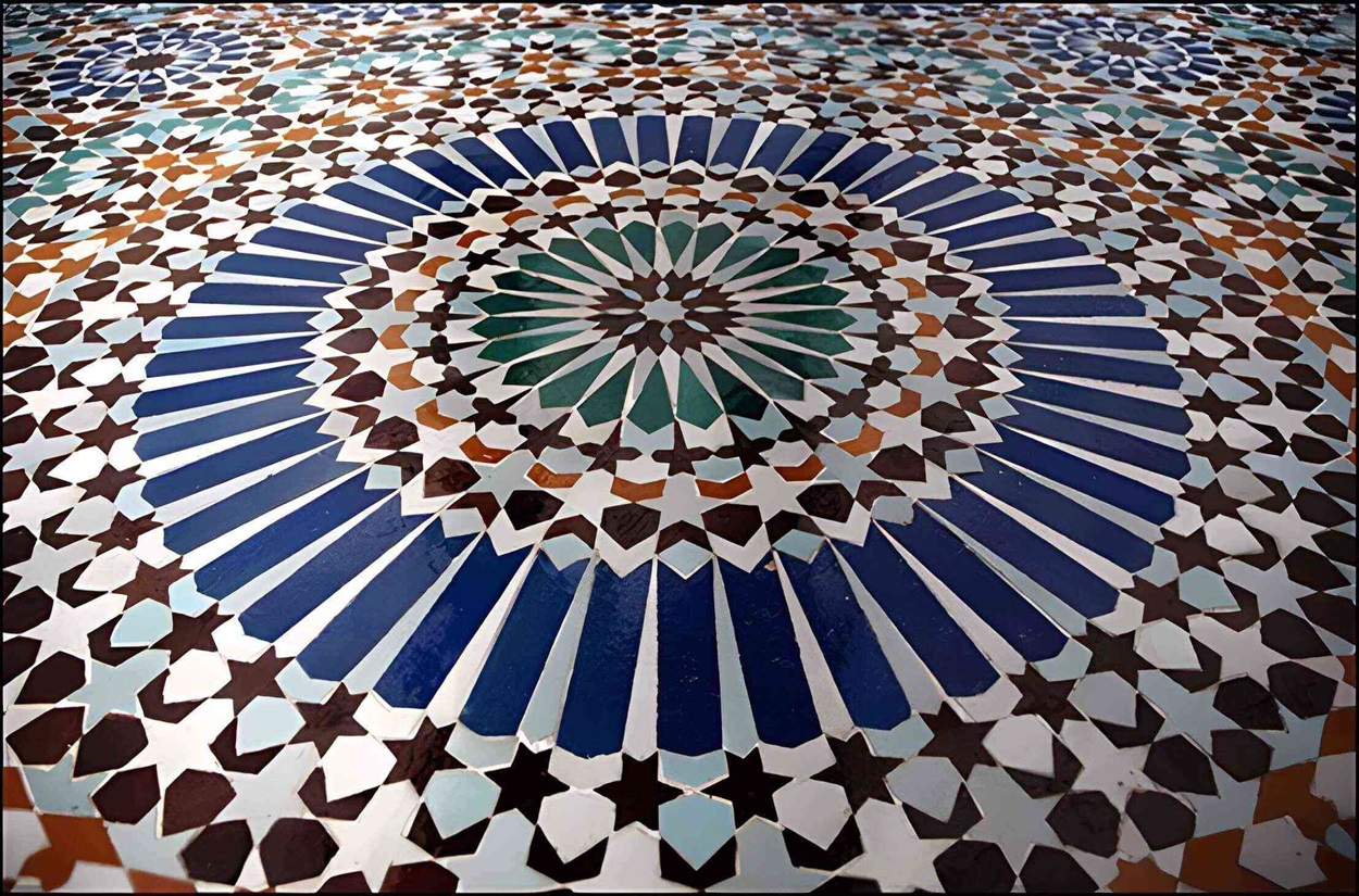 Suelo de zellige con un mosaico de colores y formas, creando una experiencia visual y tctil nica