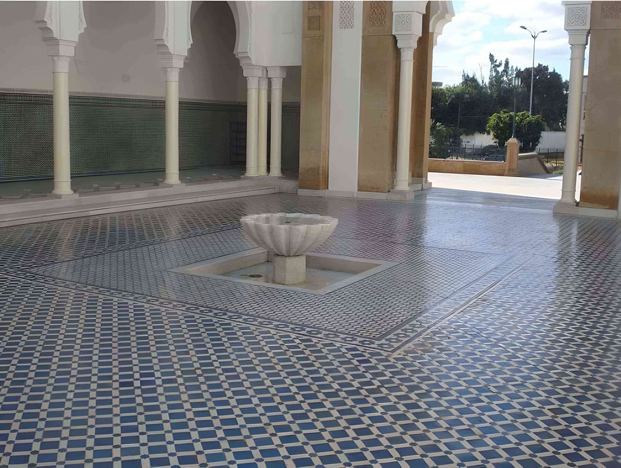 Revestimiento de suelo Zellige con patrones geomtricos detallados y colores vibrantes, aportando elegancia y continuidad al diseo del espacio interior