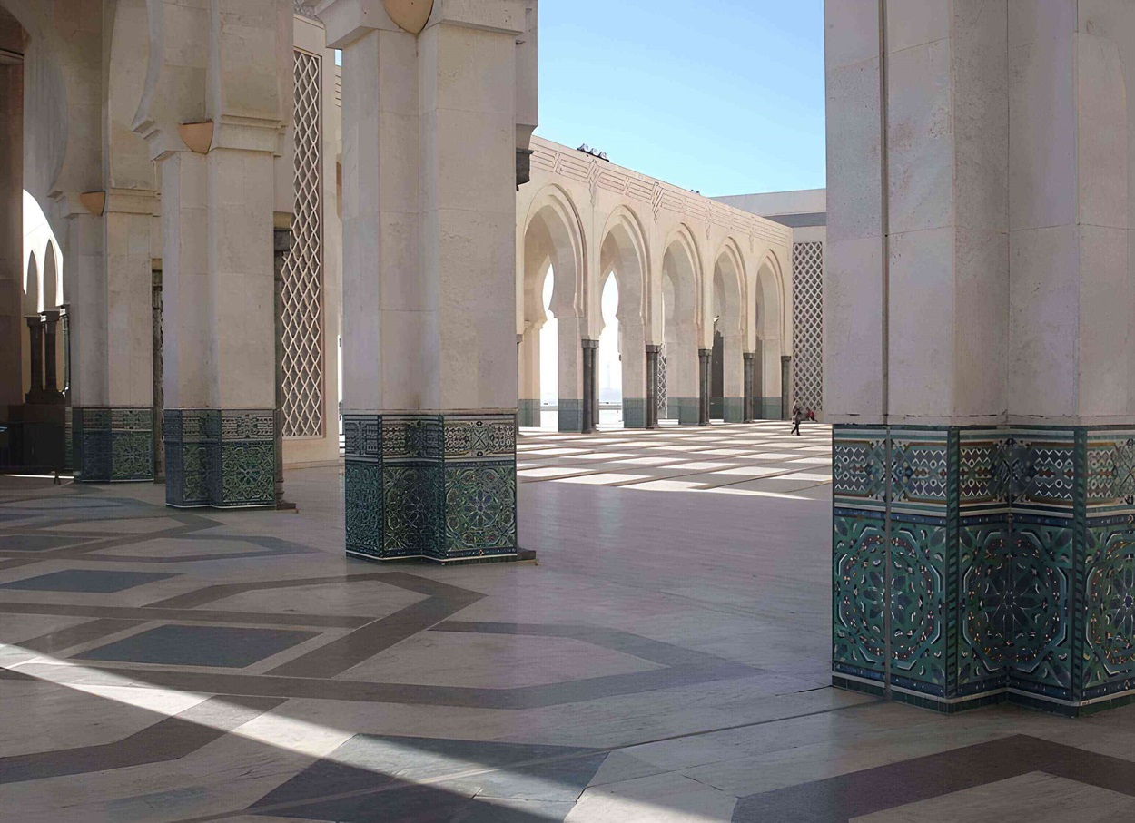 Revestimento de piso en Zellige de la Ardecor Internationale, montrant un pattern gomtrique complexe dans des tons chauds